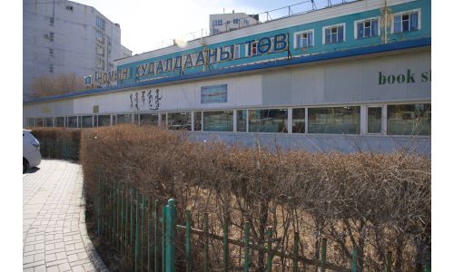 ТҮЦ-ээр ном худалдаж байсан хүмүүс Номын худалдааны төв рүү шилжжээ
