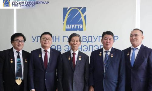 Улсын гуравдугаар эмнэлгийнхэн дөрөв дэх Төрийн шагналаа хүртэв