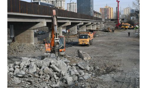 Зайсангийн хуучин гүүрийг буулгаж, шинэ гүүрний шонгийн суурийг өрөмдөж эхэлжээ