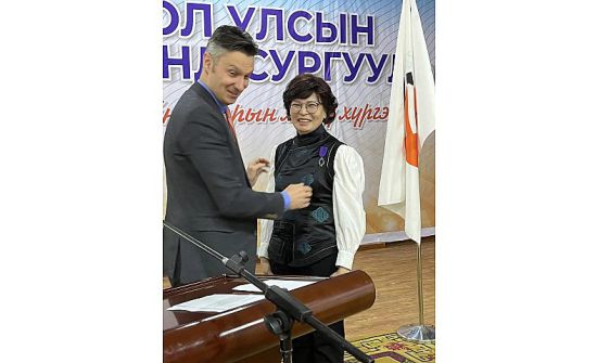 Монголын дунд сургуулийн багш Францын одонгоор шагнуулав