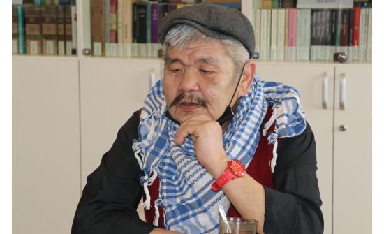 Араб хэлний багш Ё.Алтан: 1981 онд Иракт нууц дадлага хийж, Саддам Хусейний гарыг атгаж явлаа