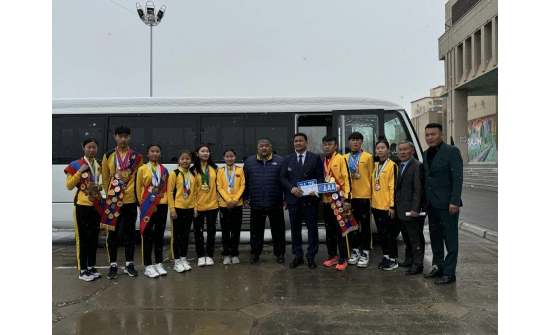 Дархан-Уул: Тамирчин хүүхдүүдэд 247 сая төгрөгөөр шинэ япон автобус авч өгчээ
