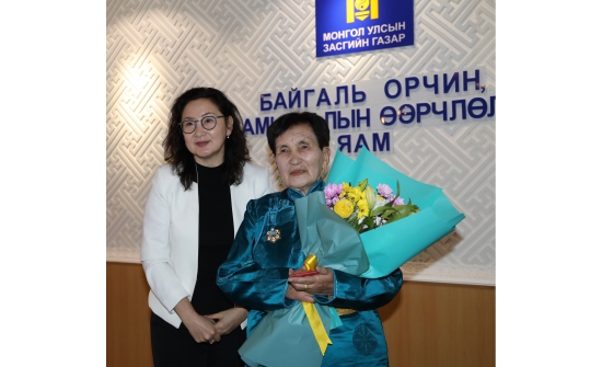 25 жил ажилласан цаг уурч Ц.Нямаад “Алтан гадас” одон хүртээлээ