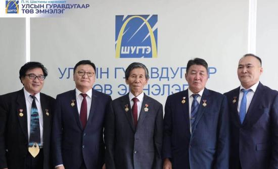 Улсын гуравдугаар эмнэлгийнхэн дөрөв дэх Төрийн шагналаа хүртэв
