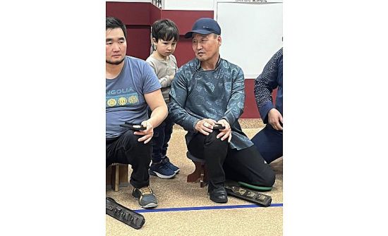 Монголчууд Польшийн нийслэлд шагай харвав