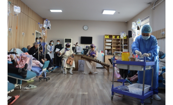 Чуулгын хөгжимчид ХСҮТ-д эмчлүүлэгчдэд ардын дуу тоглож өгчээ