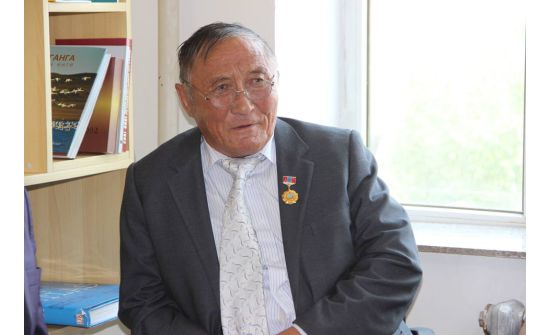 Яруу найрагч Ломбын Нямаа: Махатма Гандийн энэ ном бол хүн төрөлхтнийг гийгүүлсэн гэрэл