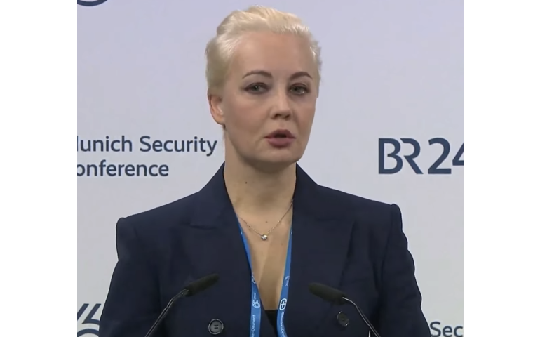 Юлия Навальная сонгуулийн саналын хуудсан дээр нөхрийнхөө нэрийг бичжээ