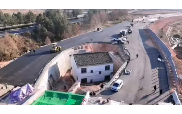 Хятад: Нөхөн олговрын мөнгийг голж газраа чөлөөлөөгүй айлын байшинг тойруулан зам барьжээ