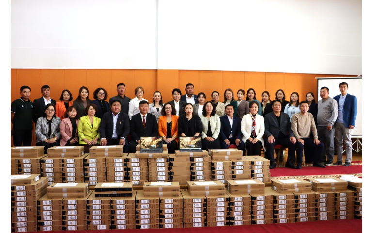 Өвөрхангай аймгийн 27 сургуульд 397 зөөврийн компьютер хандивлажээ