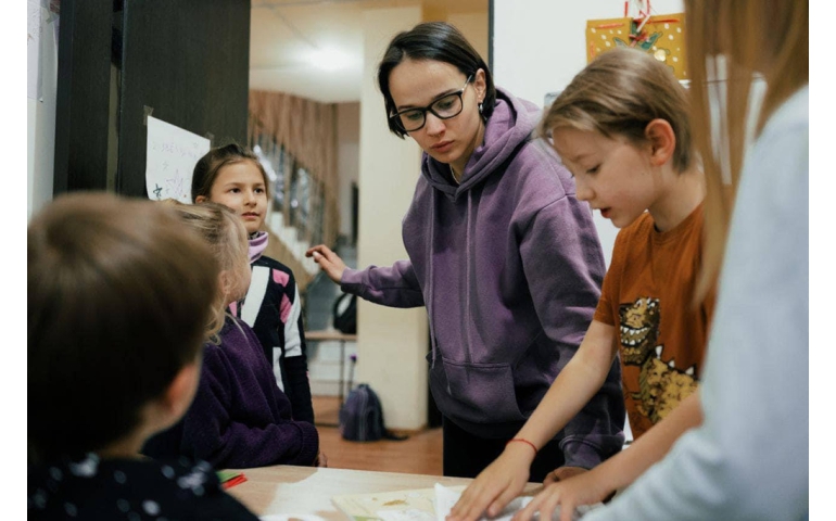 Гадаадад дүрвэсэн оросууд өөрсдөө сургууль байгуулан хүүхдээ сургаж байна