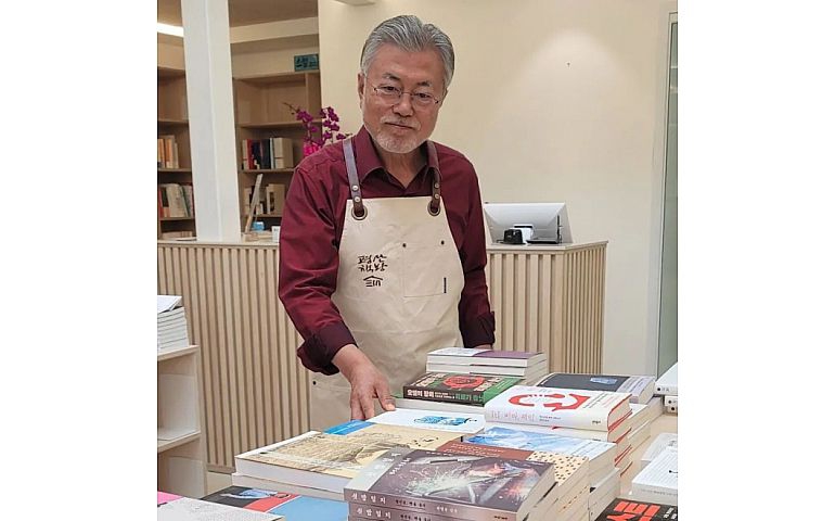 Ерөнхийлөгчөөсөө буугаад номын дэлгүүр нээв