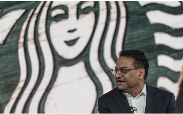 “Starbucks”-ын шинэ захирал сард нэг удаа кофешопд зөөгч хийнэ